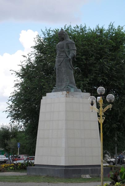 Памятник воину «Джангар» в Элисте