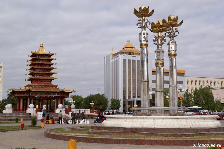 пагода и фонтан