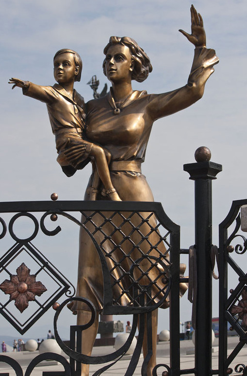памятник жена моряка