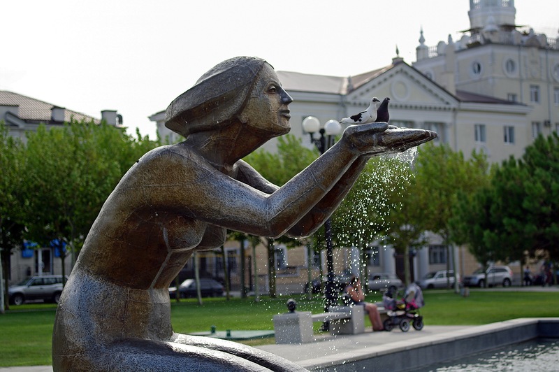 памятник-фонтан дарующая воду новороссийск