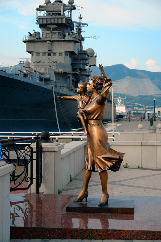 крейсер михаил кутузов и памятник жена моряка