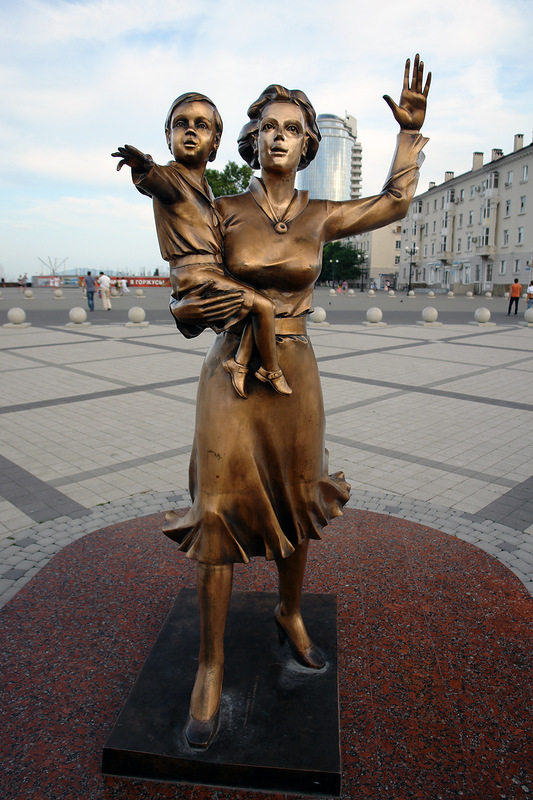 памятник жена моряка