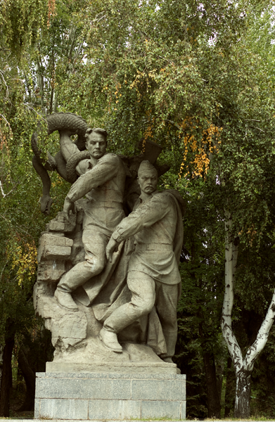 Скульптурные композиции на площади Героев