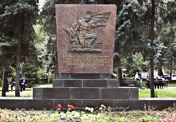 Братская могила солдат разных национальностей на площади Павших борцов