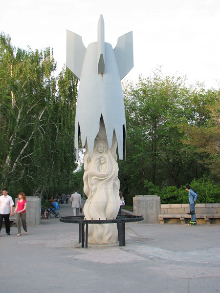 скульптура и бомба
