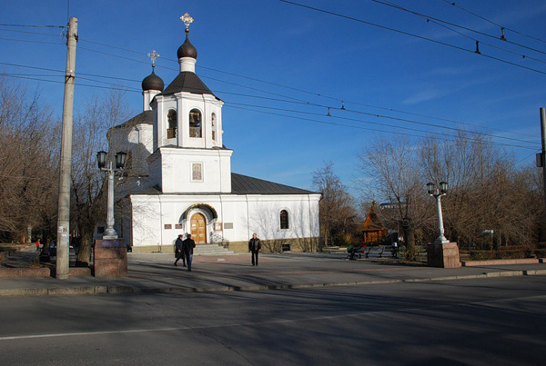 улица и церковь