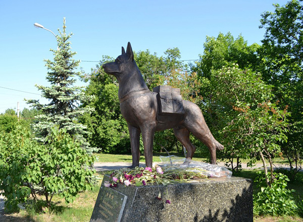 Полигональная скульптура собаки (95 см)