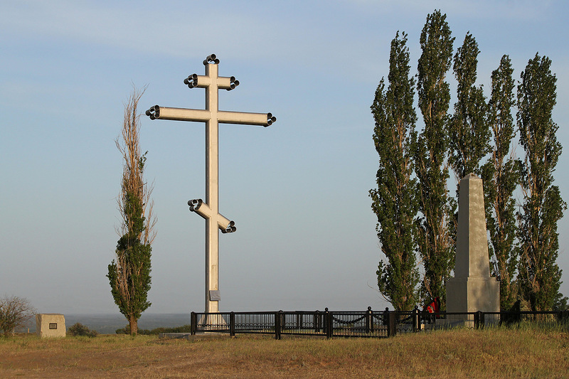 крест и братская могила