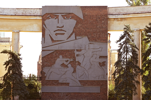 Мемориальная стена-памятник на доме Павлова