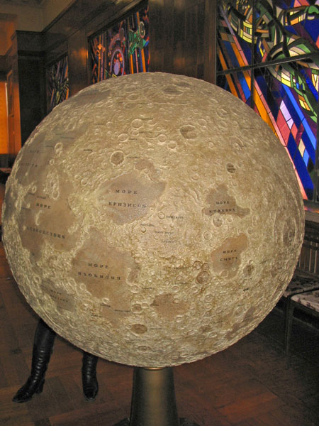 Волгоградский планетарий, глобус Луны