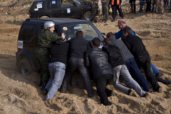 Suzuki Jimny толкают, генералы песчаных карьеров 2011 осень