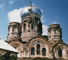 Разрушенное здание храма Михаила Архангела в Ерзовке