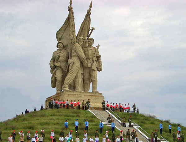монумент Соединение фронтов