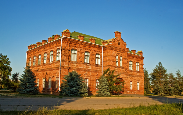 старая школа и картинная галерея в Волжском