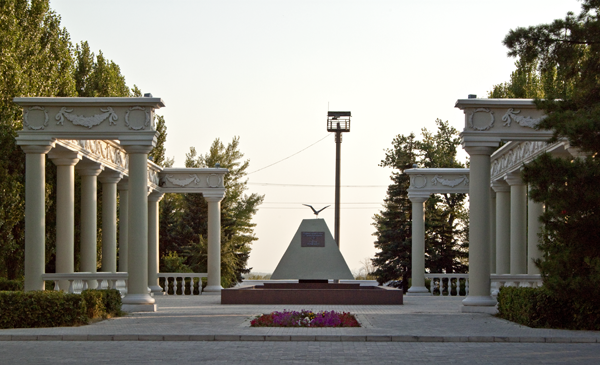 Памятник первостроителям Волжского