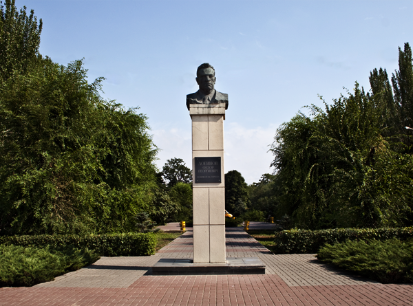 Памятник Логинову в Волжском