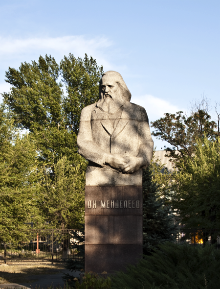 Памятник Менделееву в Волжском
