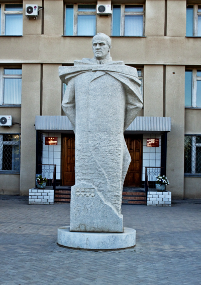 памятник Жукову в Волжском